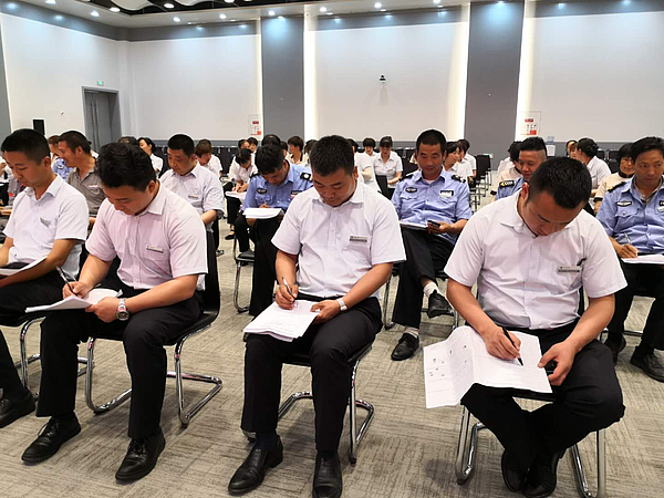 筆試考場員工們在認真作答.jpg 筆試考場員工們在認真作答.jpg