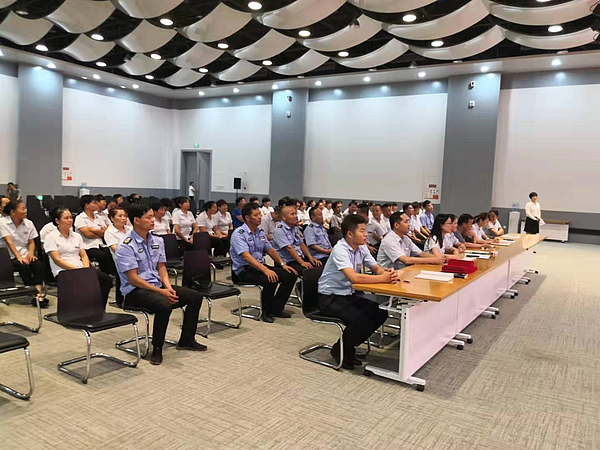 評(píng)委們進(jìn)行認(rèn)真考評(píng).jpg 評(píng)委們進(jìn)行認(rèn)真考評(píng).jpg