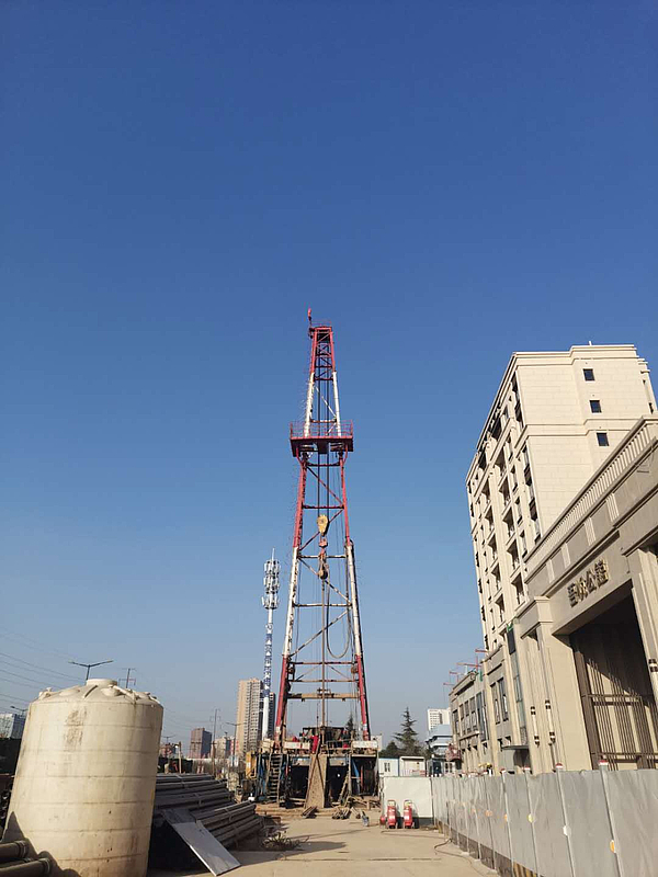 吾悅廣場(chǎng)住宅區(qū)2號(hào)井鉆至2100米.jpg 吾悅廣場(chǎng)住宅區(qū)2號(hào)井鉆至2100米.jpg